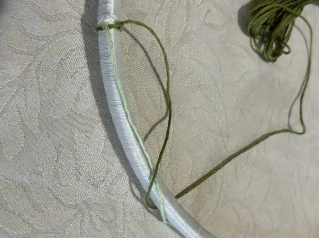 Завязываем узелок на основе и измерительной ниткой определяем место для следующей «зацепки».