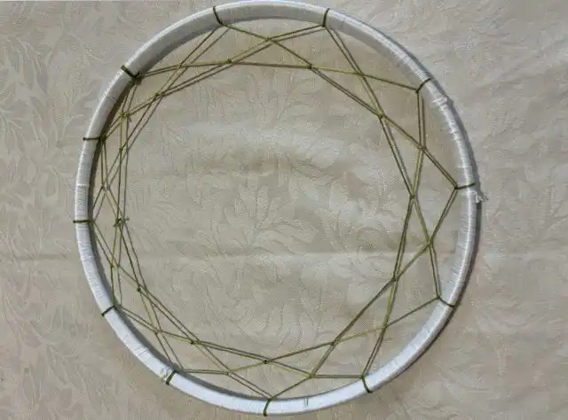 Как закончите ряд завяжите нитку на том же отрезке, с которого начинали. У вас должно получиться так.