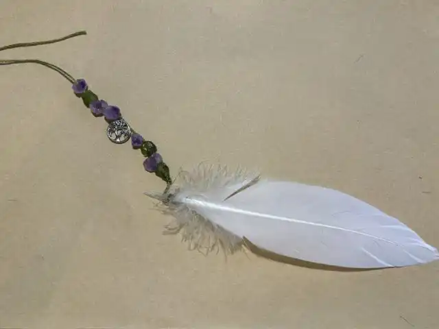 Итак, продеваем нитку в иголку и нанизываем на нее бусины и подвески в желаемом порядке.