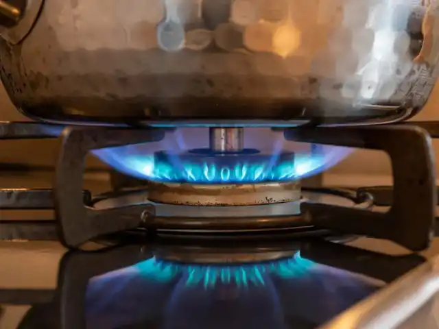 Можно купить для дачи газовую плитку и сделать запас заправленных газом баллонов.