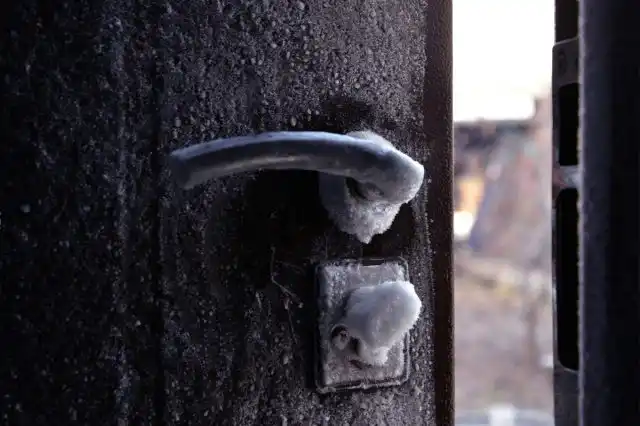 Металлическая конструкция не разбухает и не усыхает, как деревянная, но может заледенеть