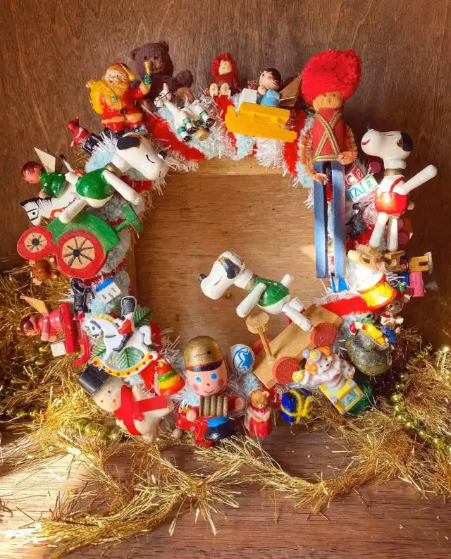 «У тебя игрушки к полу прибиты что ли?». Может и прибиты, но не к полу, а к венку!