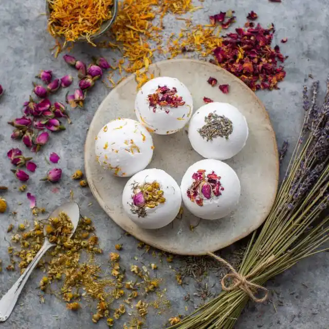 Бомбочки для ванны с сушеной розой и лавандой расслабят тело и душу