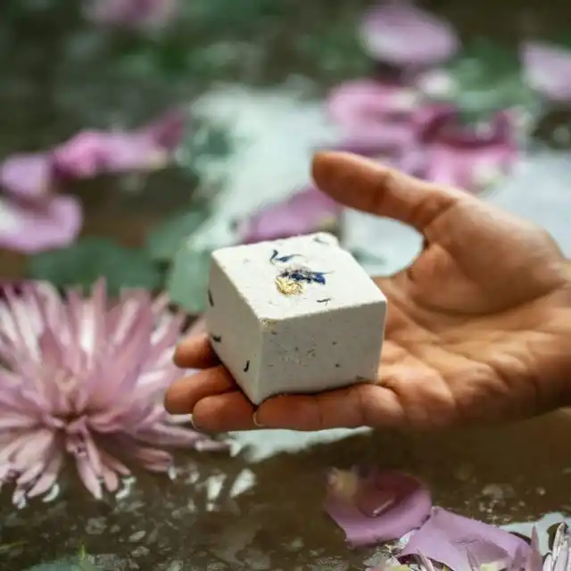 Что может быть лучше, чем лечь в теплую ванну с цветами лаванды