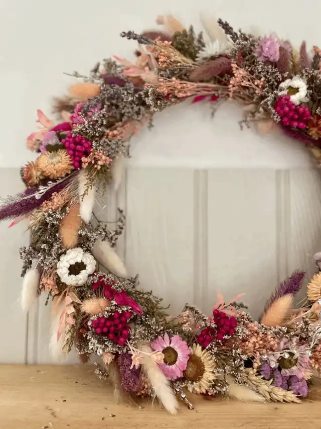 Если вам хочется более жизнерадостный венок, то составьте его в розовой гамме