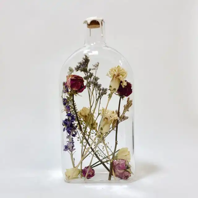 Можно взять емкость побольше, чтобы удивительные сухоцветы не остались незамеченными