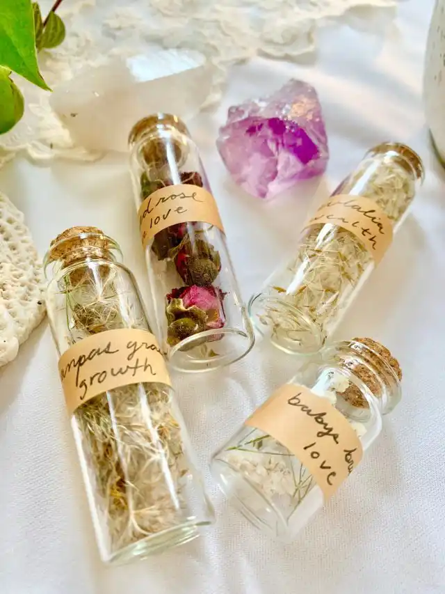 Добавьте на такой аксессуар надпись и повесьте на стену, чтобы создать уютную и волшебную атмосферу