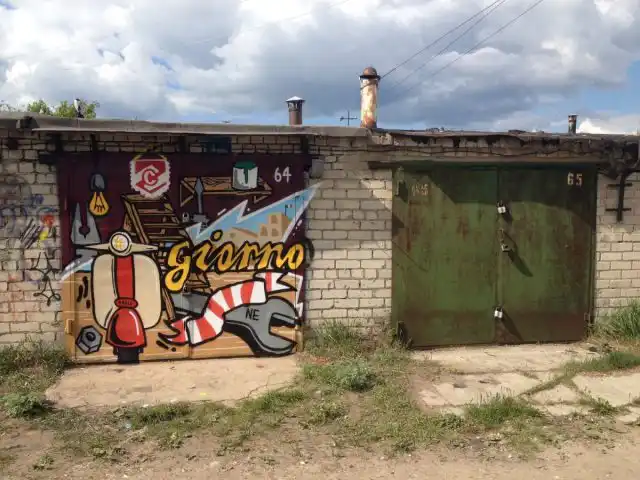 Украсить можно даже самый обычный гараж - разница налицо