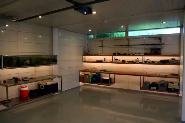 Правильное освещение в гараже особенно необходимо в рабочей зоне