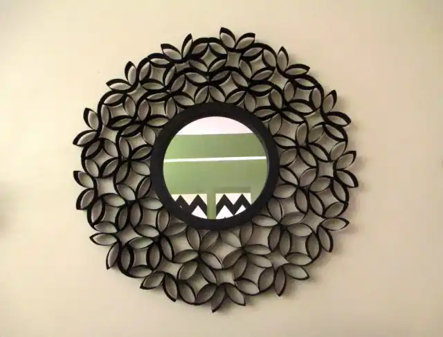 Из простой втулки можно сделать красивую рамку для зеркала