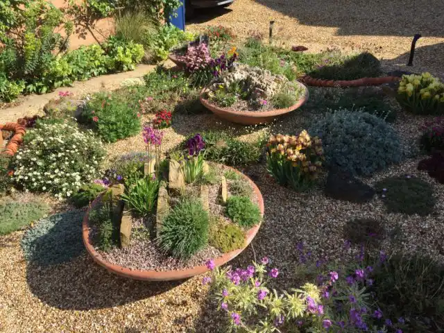 Разделите свой цветник небольшими скалами или широкими вазонами
