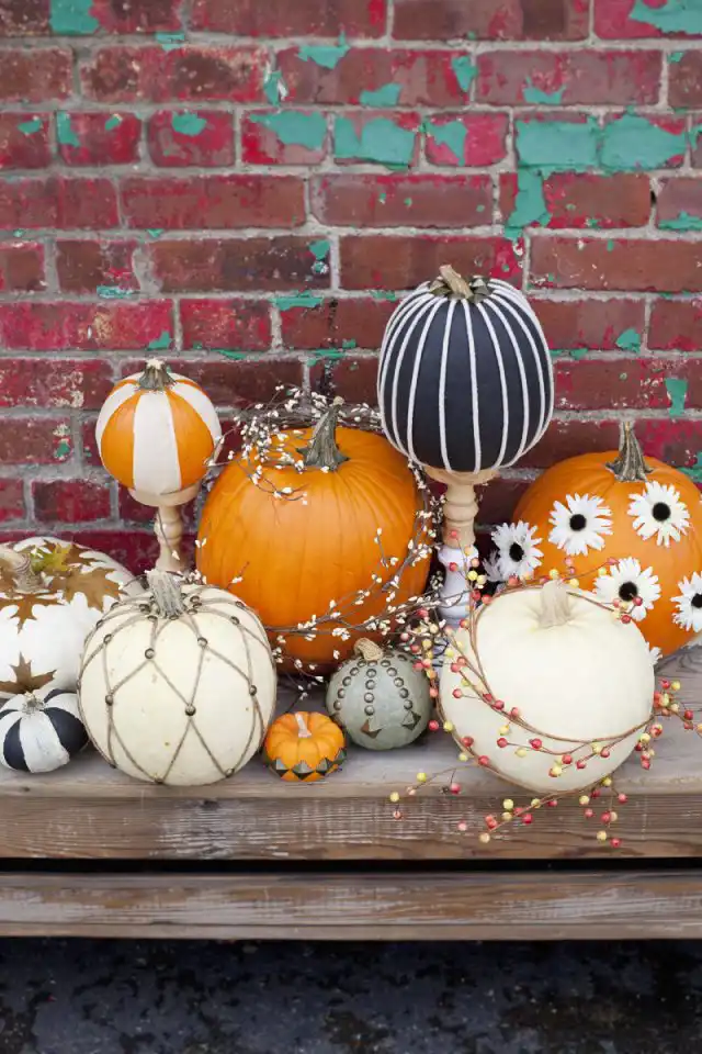 Абстрактные и узорные аппликации отлично впишутся в практически любой дизайн квартиры