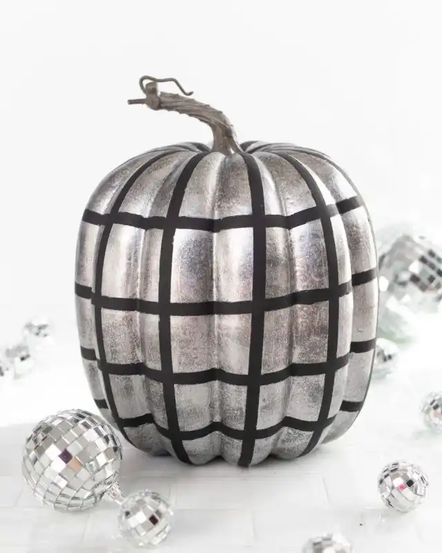 Серебряная тыква в черную клетку станет отличным акцентом в любой квартире
