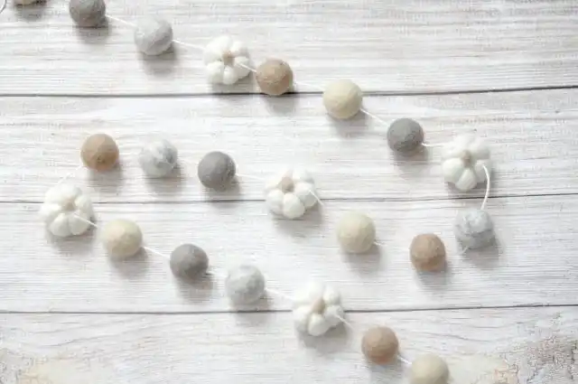 Гирлянда из войлочных тыкв для любителей нежных дизайнов