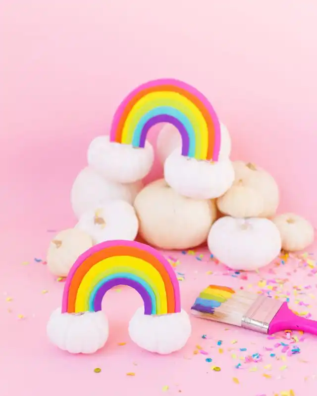 Дизайнерская композиция из тыквы, превращающейся в радугу