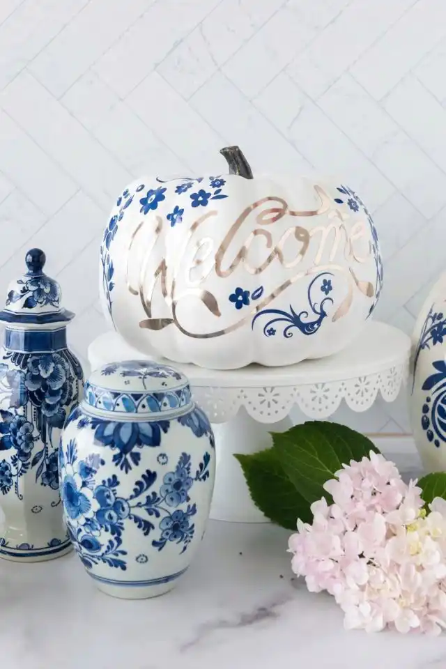 Если вы любитель традиционной культуры, то тыква расписанная гжелью - ваш вариант