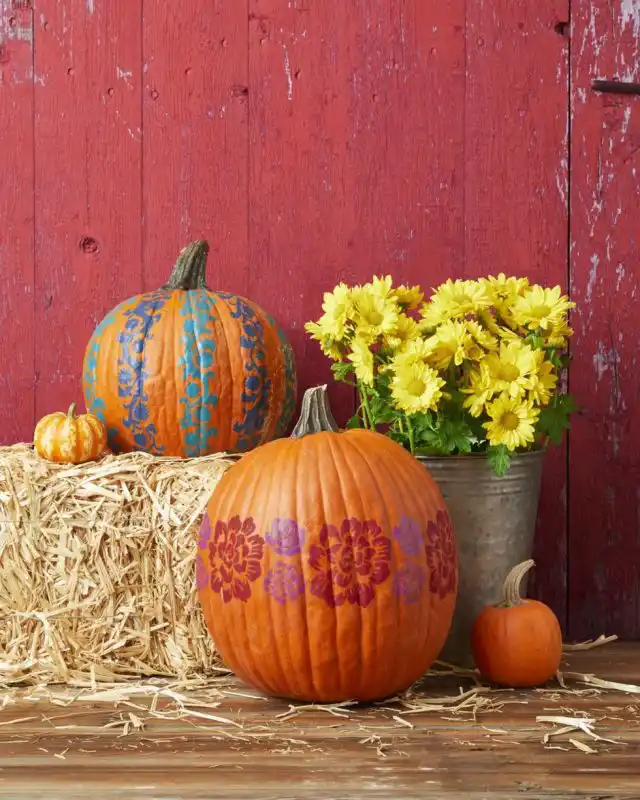 Если в вашем доме мало цветов, их можно нарисовать на тыкве