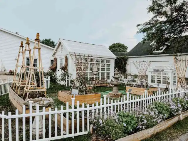 Не забудьте, что цвета и материалы беседки или летнего домика должны перекликаться с остальным садом