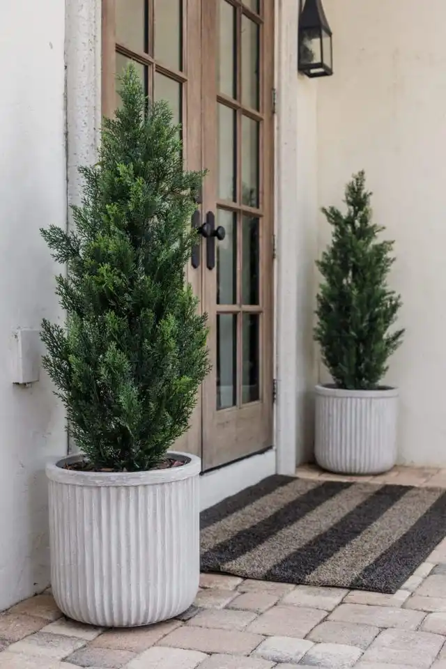 Выберите рельефные кашпо, чтобы добавить интересную фактуру в сад