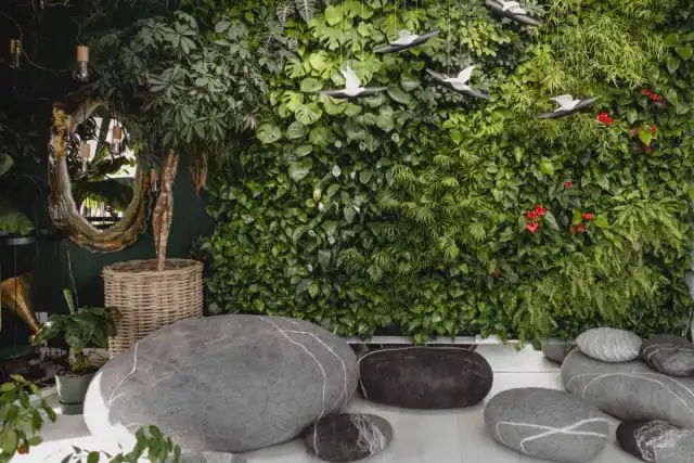 Мягкий уголок с мягкими камнями