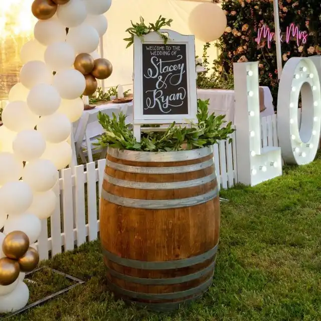 Декор для сада из старой винной бочки