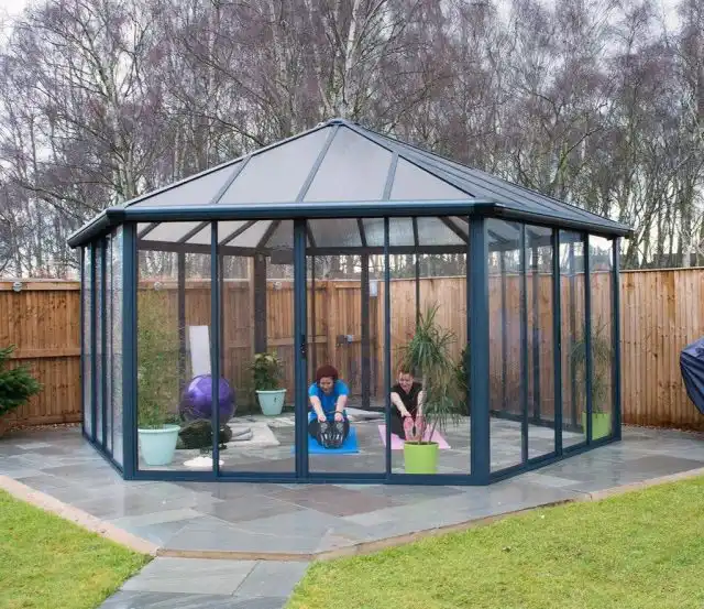 Стеклянная беседка подойдет для утренних занятий йогой