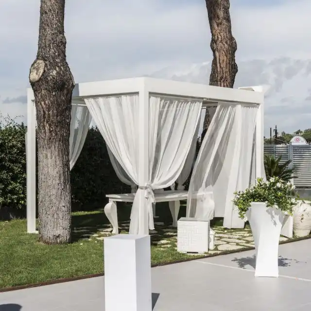 Легкая драпировка позволит ветру свободно охлаждать вас в летний зной