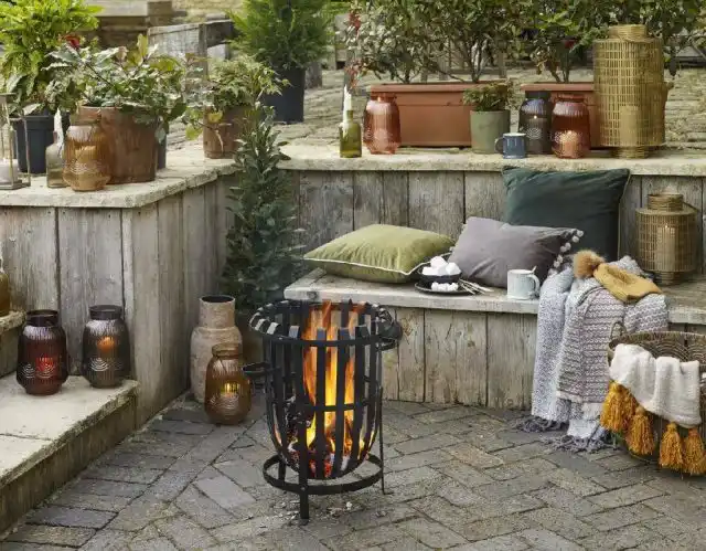 Костер создаст атмосферу тепла и уюта