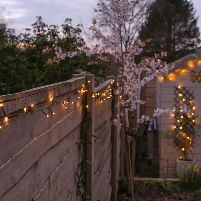 Гирлянда в вечерних сумерках