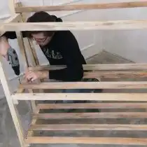 Крепим дополнительные бруски чтобы сделать полки