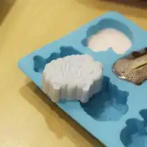 Вынимаем застывшее мыло и оборачиваем в пищевую пленку