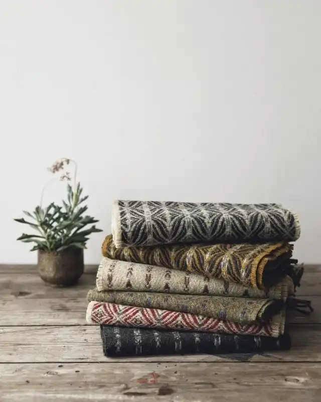 Стопка пледов