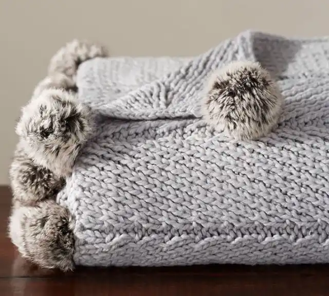 Плед с меховыми помпонами