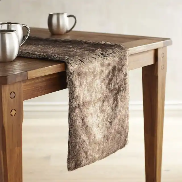 Меховой декор стола