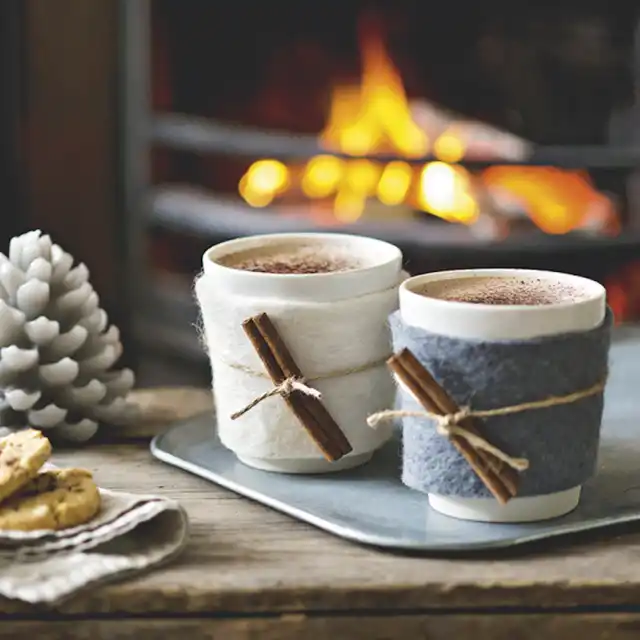 Фетровые чехлы с корицей на чашках