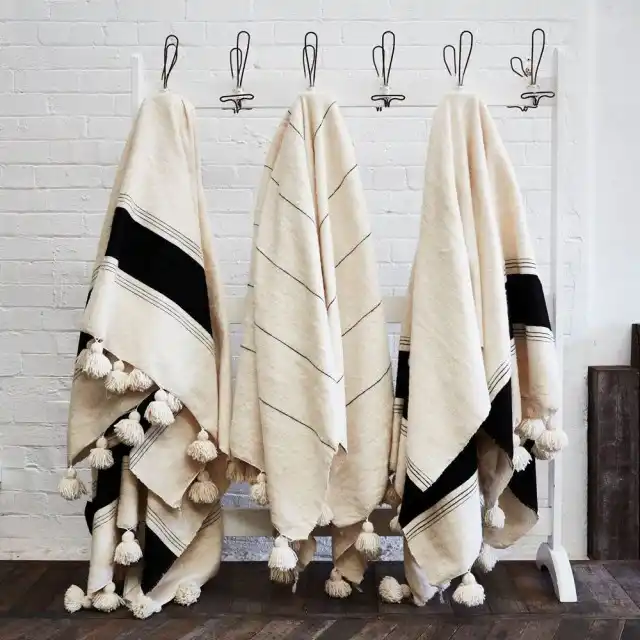 Пледы на вешалке