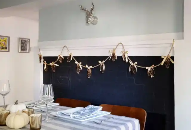 Новогодняя гирлянда из шишек