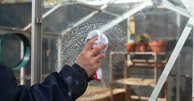 Затем мягкой тряпкой с мыльным раствором промываются стенки и крыша.