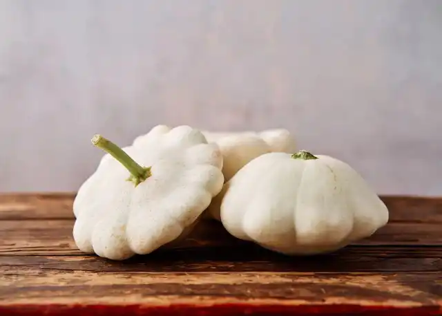 Патиссон является разновидностью тыквы обыкновенной. Овощ был завезён в Европу из Америки.