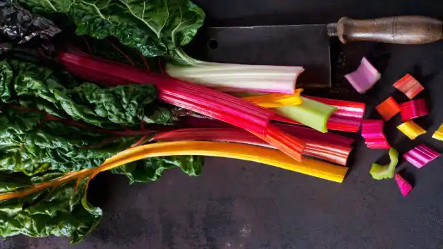 Одна чашка приготовленной свежей зелени способна обеспечить 3,9 мг — что составляет более 21% суточной нормы для женщин и около 50% для мужчин.