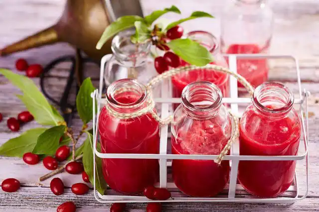 Повсеместно кизил используют как тонизирующее, общеукрепляющее и антисептическое средство при простуде.