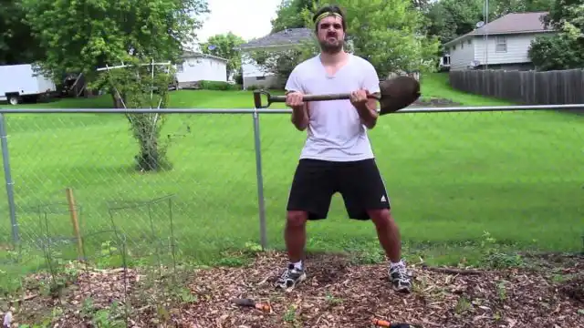 Разминка может быть произвольной: плавно двигайте телом, например, танцуйте или вращайте бедрами и наклоняйтесь в разные стороны