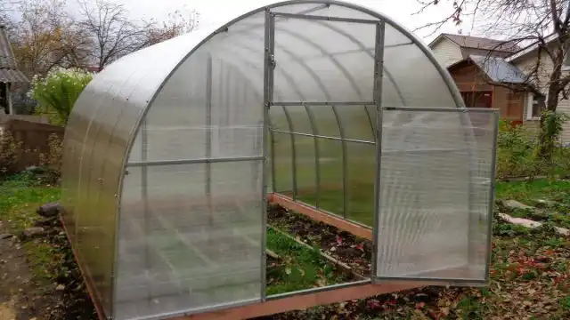 После очистки теплицы изнутри, можно приступать к уборке вокруг нее