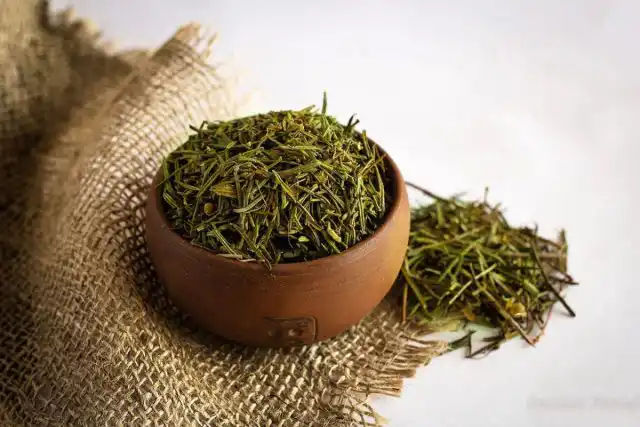 Листочки багульника в небольшом количестве добавляют в маринады овощей и грибов, ими ароматизируют напитки и чай