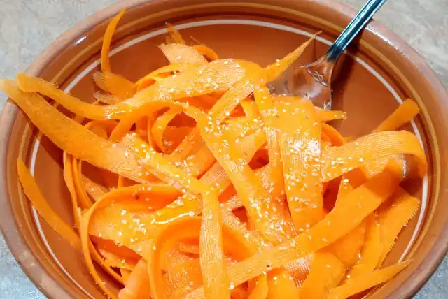 Маринованная морковная стружка