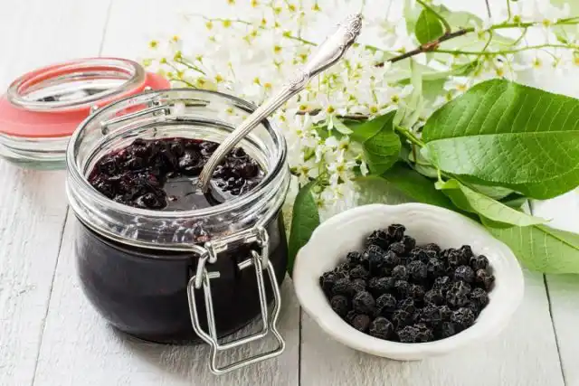 Плоды черемухи используют в домашней кулинарии, — от приготовления напитков и варенья до выпечки