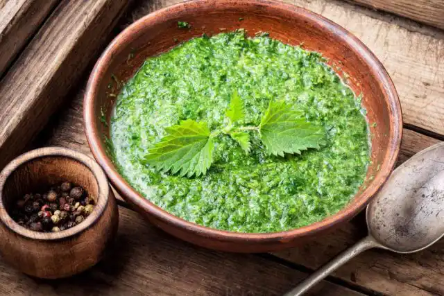 Сочные стебли и листья клали во все блюда