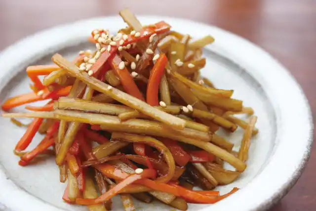 Корни используются в сыром, приготовленном на пару или вареном виде в супах, салатах и жарком, в основном в японской и других азиатских кухнях