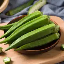 Плоды бамии имеют форму длинных угловатых стручков