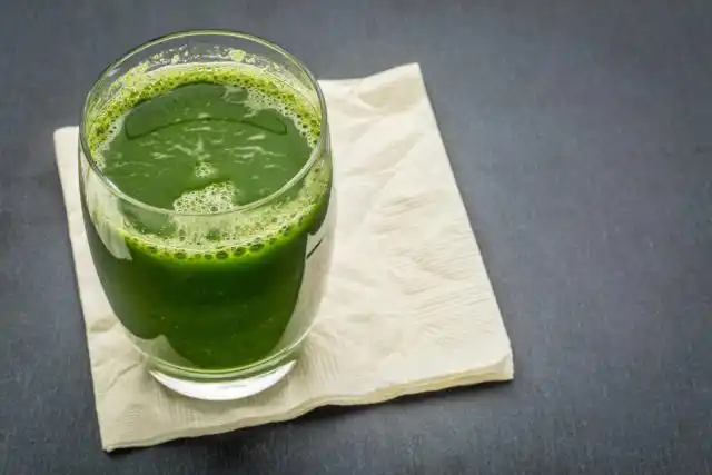 Если нужно остановить поредение волос или вернуть им блеск, используют отжатый сок из свежих листьев хрена (наполовину разбавив его водой) или процеженный настой сырья